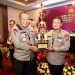 AKBP Argowiyono Menerima Piala dari Polda Jatim sebagai Juara 1 Kategori ‘Siap Semeru Award’