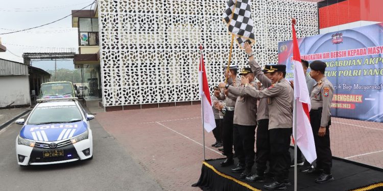 Bakti 28 Tahun Alumni Batalyon Patria Tama Akpol 1995 Bagikan Air Bersih di Trenggalek