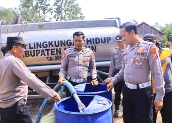 Antisipasi Kekeringan, Polres Madiun Salurkan 100 Ribu Liter Air Bersih