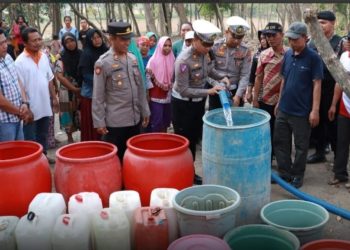 Antisipasi Kemarau Panjang , Polresta Mojokerto Distribusikan Air Bersih 20 Tangki Kapasitas 5000 Liter Pada Warga.