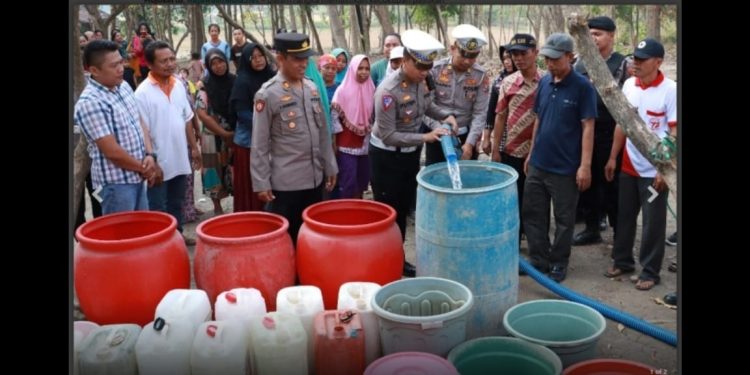 Antisipasi Kemarau Panjang , Polresta Mojokerto Distribusikan Air Bersih 20 Tangki Kapasitas 5000 Liter Pada Warga.