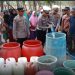 Antisipasi Kemarau Panjang , Polresta Mojokerto Distribusikan Air Bersih 20 Tangki Kapasitas 5000 Liter Pada Warga.
