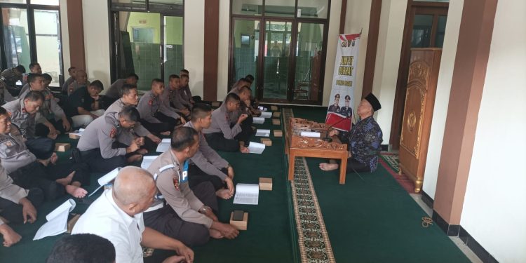 Polres Ngawi Adakan Giat “Jumat Curhat” di Masjid