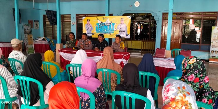 Polsek Udanawu Gelar Jumat Curhat Di Desa Mangunan, Waka Polsek Udanawu Sampaikan Himbauan Untuk Warga Desa