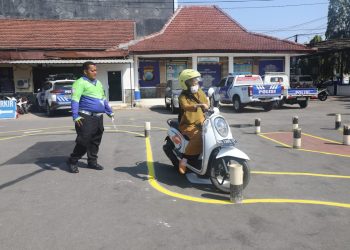 Polres Kediri Kota Terapkan Materi Ujian Praktik SIM Dengan Lintasan Huruf  “S”
