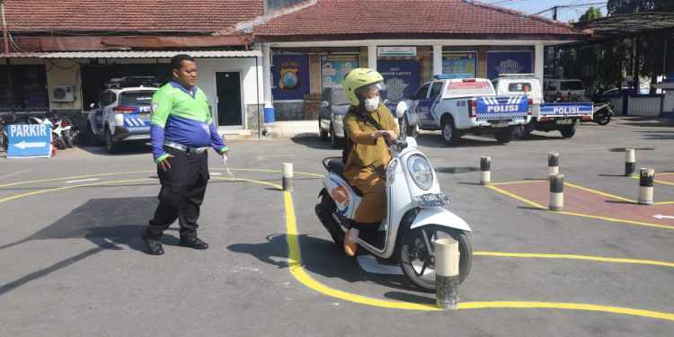 Polres Kediri Kota Terapkan Materi Ujian Praktik SIM Dengan Lintasan Huruf  “S”