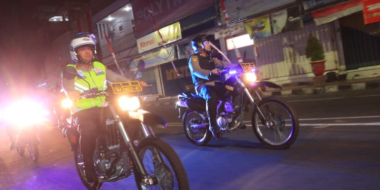 Antisipasi Kriminalitas Malam Minggu, Kapolres Blitar Kota Pimpin Patroli Skala Besar