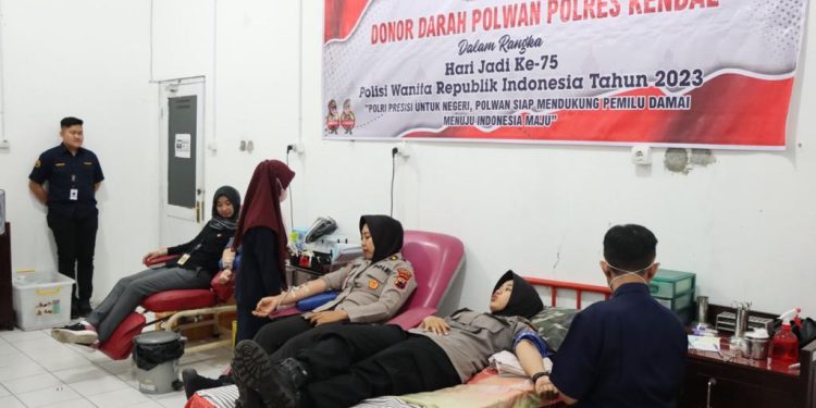 Sanbut Hari Jadi Polwan Ke 75, Personil Polwan Polres Kendal Menggelar Aksi Donor Darah