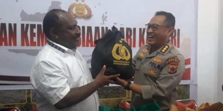 Kapolri Salurkan 264,7 Ton Beras dan 1.500 Sembako untuk Warga Papua yang Terdampak Kekeringan
