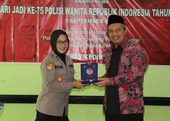 Peringati HUT Polwan Ke -75, Polwan Polres Kediri Kota Goes to Campus and Goes to School