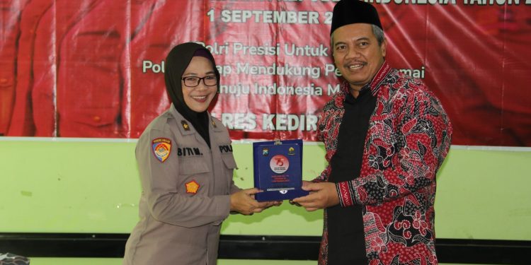 Peringati HUT Polwan Ke -75, Polwan Polres Kediri Kota Goes to Campus and Goes to School