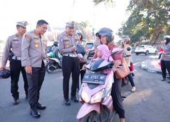 Sambut HUT Kemerdekaan RI ke-78, Polres Blitar Kota Bagikan Helm Dan Bendera Bagi Pengguna Jalan