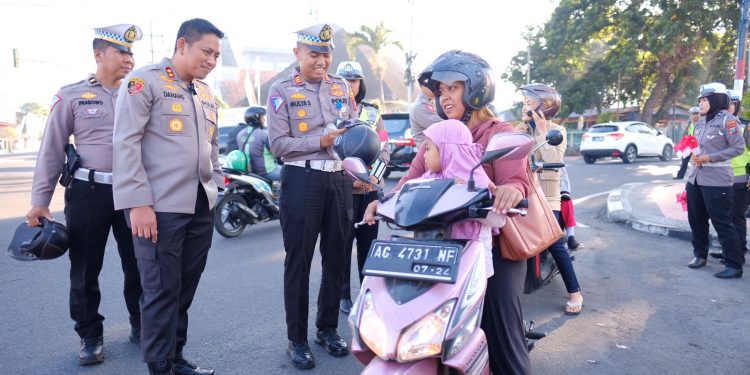 Sambut HUT Kemerdekaan RI ke-78, Polres Blitar Kota Bagikan Helm Dan Bendera Bagi Pengguna Jalan