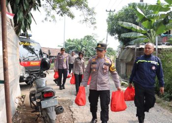 Kabid Humas Polda Jabar : Gelar Program Jum’at Berkah, Polisi Berikan Bantuan Kepada Warga Masyarakat Kurang Mampu