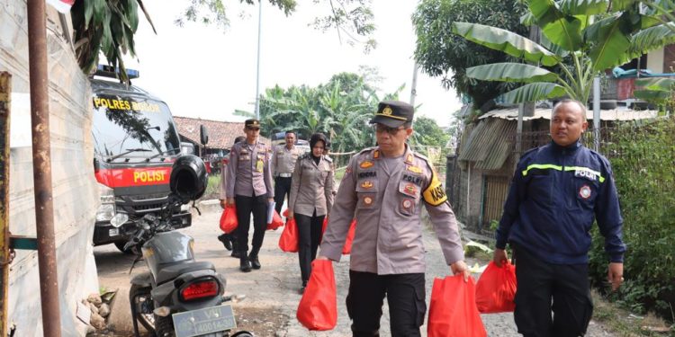 Kabid Humas Polda Jabar : Gelar Program Jum’at Berkah, Polisi Berikan Bantuan Kepada Warga Masyarakat Kurang Mampu