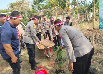 Peduli Lingkungan, Polres Ngawi dan Polsek Jajaran Lakukan Penanaman Pohon Serentak