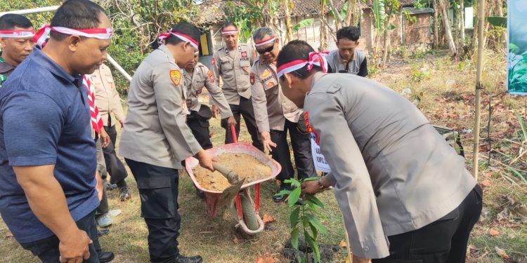 Peduli Lingkungan, Polres Ngawi dan Polsek Jajaran Lakukan Penanaman Pohon Serentak
