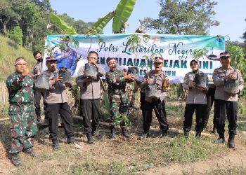 Cegah Perubahan Iklim, Polres Madiun Lakukan Penanaman Pohon