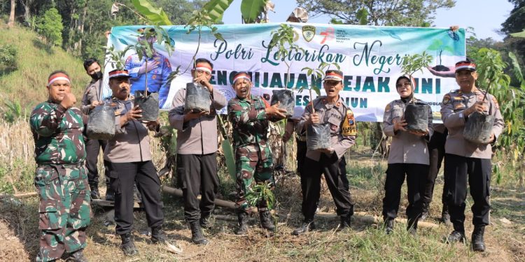 Cegah Perubahan Iklim, Polres Madiun Lakukan Penanaman Pohon
