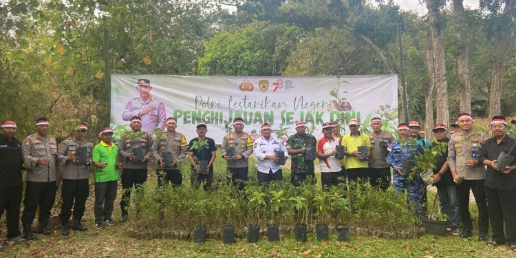 Polres Blitar Kota Melaksanakan Penanaman Pohon Serentak di 9 Polsek