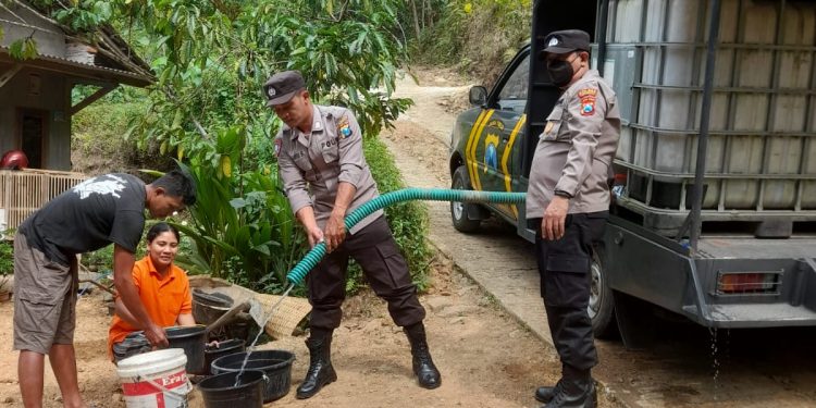 Patroli Sambang Tirta Polres Trenggalek Wujudkan Polisi Peduli Atasi Dampak Kemarau