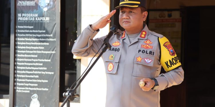 Kapolres Ngawi Pimpin Apel di Polsek Geneng