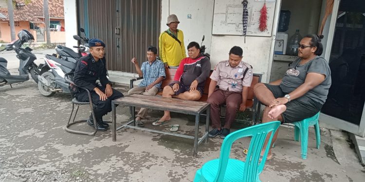 CIPTAKAN SITUASI AMAN DAN KONDUSIF SAT BRIMOB  POLDA JABAR LAKSANAKAN PATROLI HARKAMTIBMAS DI PERUMAHAN