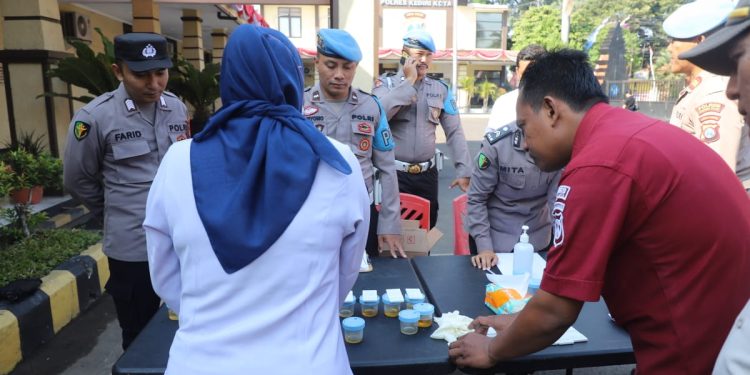 Sukseskan Operasi Tumpas Narkoba Semeru 2023, Polres Kediri Kota Gelar Tes Urine Bagi Anggotanya
