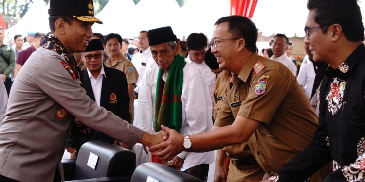 KAPOLDA JABAR HADIRI PAMERAN UMKM, DO’A KIRAB KEBANGSAAN MERAH PUTIH PADA KEGIATAN BAZAR PRODUK UMKM DARI PELAKU USAHA DI WILAYAH PRIANGAN TIMUR