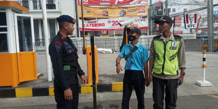 JAGA KEAMANAN KAMTIBMAS PATROLI SAT  BRIMOB POLDA  JABAR SAMBANGI MALL CIPLAZ CIPANAS