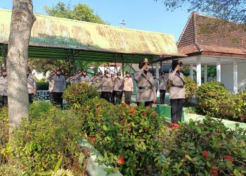 Polwan Polres Ngawi Ziarah ke TMP Doakan Para Pahlawan