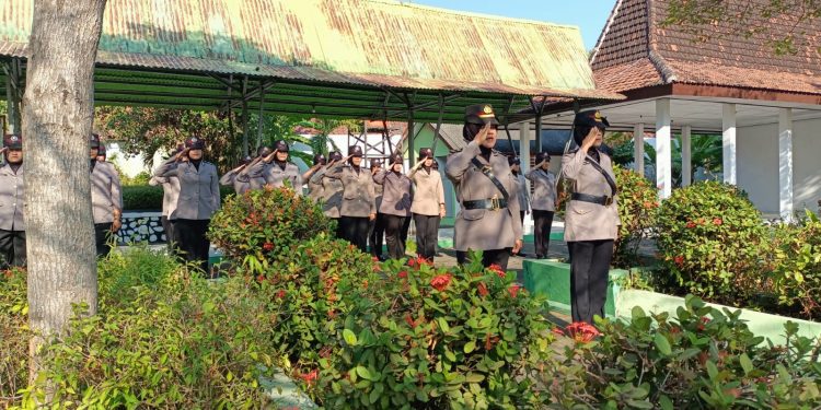 Polwan Polres Ngawi Ziarah ke TMP Doakan Para Pahlawan