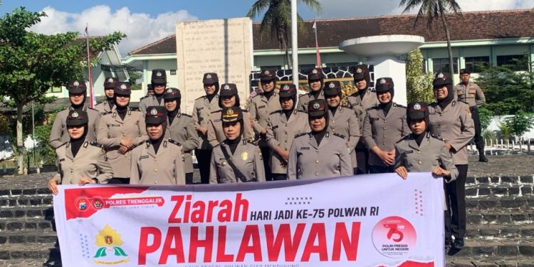 Sambut Hari Jadi ke-75, Polwan Trenggalek Gelar Upacara Ziarah di Taman Makam Pahlawan
