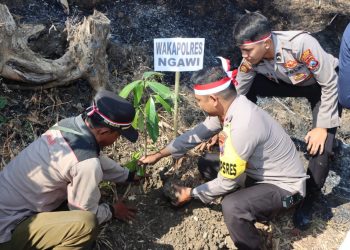 Polres Ngawi Laksanakan Penanaman Pohon “Polri Lestarikan Negeri, Penghijauan Sejak Dini”