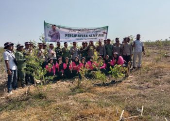 Jaga Kelestarian Hutan Sejak Dini, Perhutani Bersama Polsek Dan Koramil Pilangkenceng Lakukan Gerakan Penanaman Bersama
