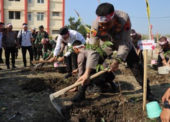 Penghijauan Sejak Dini, Polres Kendal Tanam Seribu Pohon di Mako Detasemen A Pelopor Sat Brimob Polda Jateng