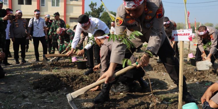 Penghijauan Sejak Dini, Polres Kendal Tanam Seribu Pohon di Mako Detasemen A Pelopor Sat Brimob Polda Jateng