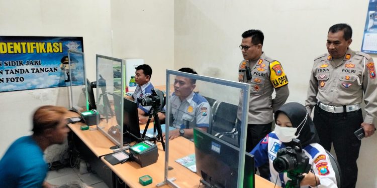 Tingkatkan Kualitas Pelayanan, Kapolres Trenggalek Sidak Satpas SIM