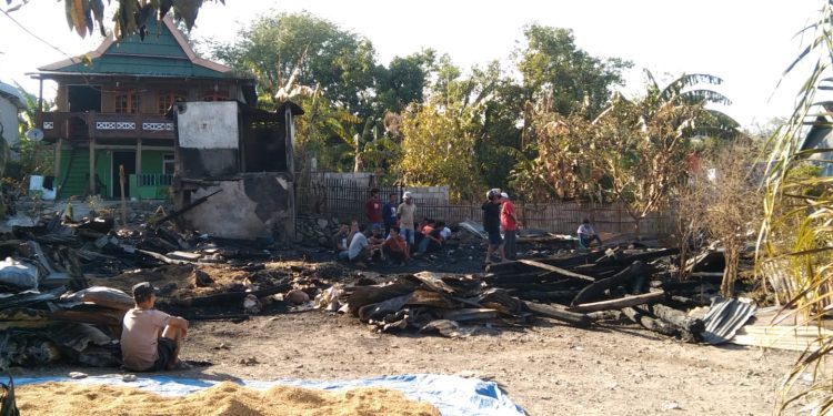 DIDUGA  KORLETIN LISTRIK, RUMAH  GURU SMAN  2 JENEPONTO TAMALATEA  TERBAKAR  RATA DENGAN  TANAH