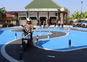 Kapolres Ngawi Coba Lintasan  Ujian Praktik SIM yang Baru