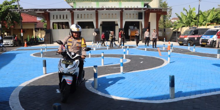 Kapolres Ngawi Coba Lintasan Ujian Praktik SIM yang Baru
