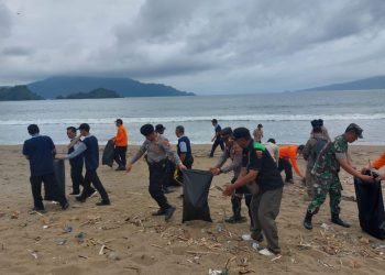 Kompak, Peserta Festival Kesiapsiagaan Gempa Bumi dan Tsunami Bersihkan Area Pantai Prigi