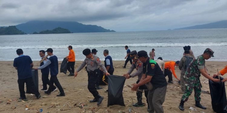 Kompak, Peserta Festival Kesiapsiagaan Gempa Bumi dan Tsunami Bersihkan Area Pantai Prigi