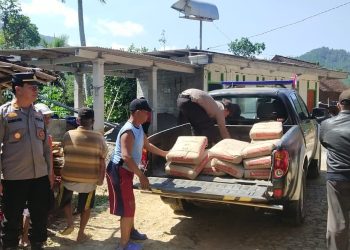 Polsek Pule Serahkan Puluhan Sak Semen, Bantu Pembangunan Masjid Desa Pakel