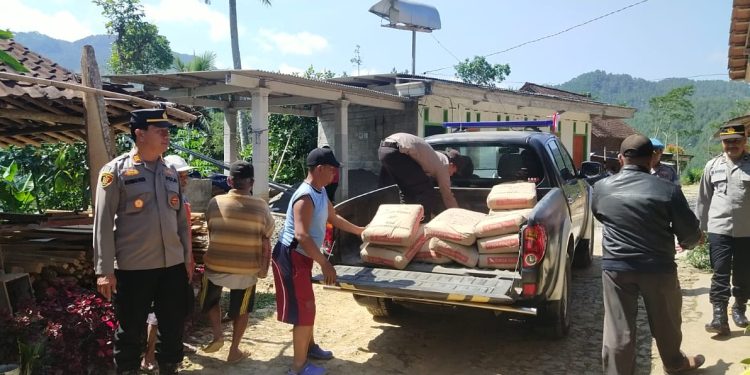 Polsek Pule Serahkan Puluhan Sak Semen, Bantu Pembangunan Masjid Desa Pakel