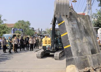 Mengganggu Pelebaran Jalan Nasional di Madiun, Dua Tugu Silat Dibongkar