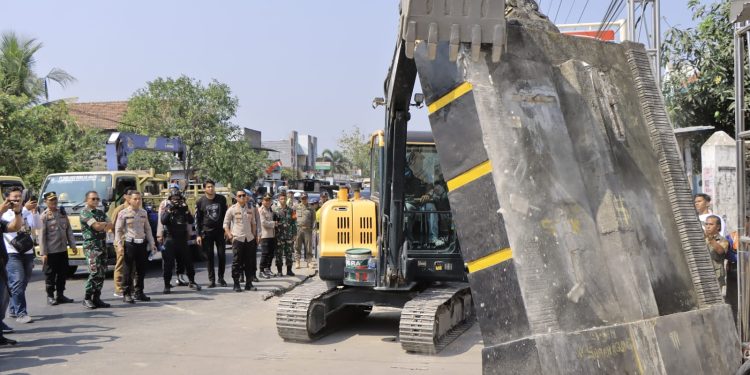 Mengganggu Pelebaran Jalan Nasional di Madiun, Dua Tugu Silat Dibongkar