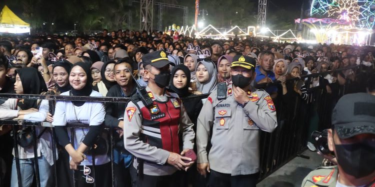 Ribuan Warga Trenggalek Tumpek Blek Saksikan Konser Happy Asmara, Polisi Lakukan Pengamanan Ekstra Ketat