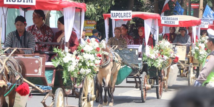 Kenakan Pakaian Adat Jawa, Kapolres Ikuti Rangkaian Prosesi Hari Jadi ke-829 Kabupaten Trenggalek