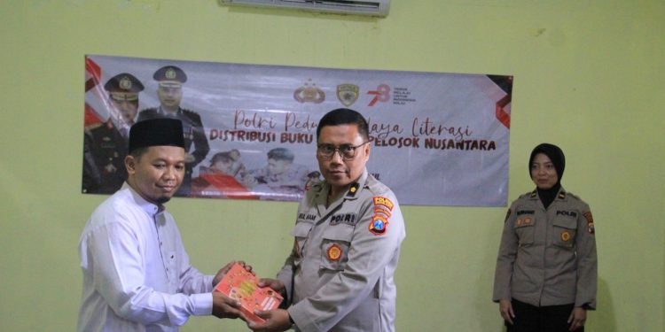 Dukung Budaya Literasi, Polres Kediri Kota Distribusikan Buku Baca di Yayasan Ar Risalah